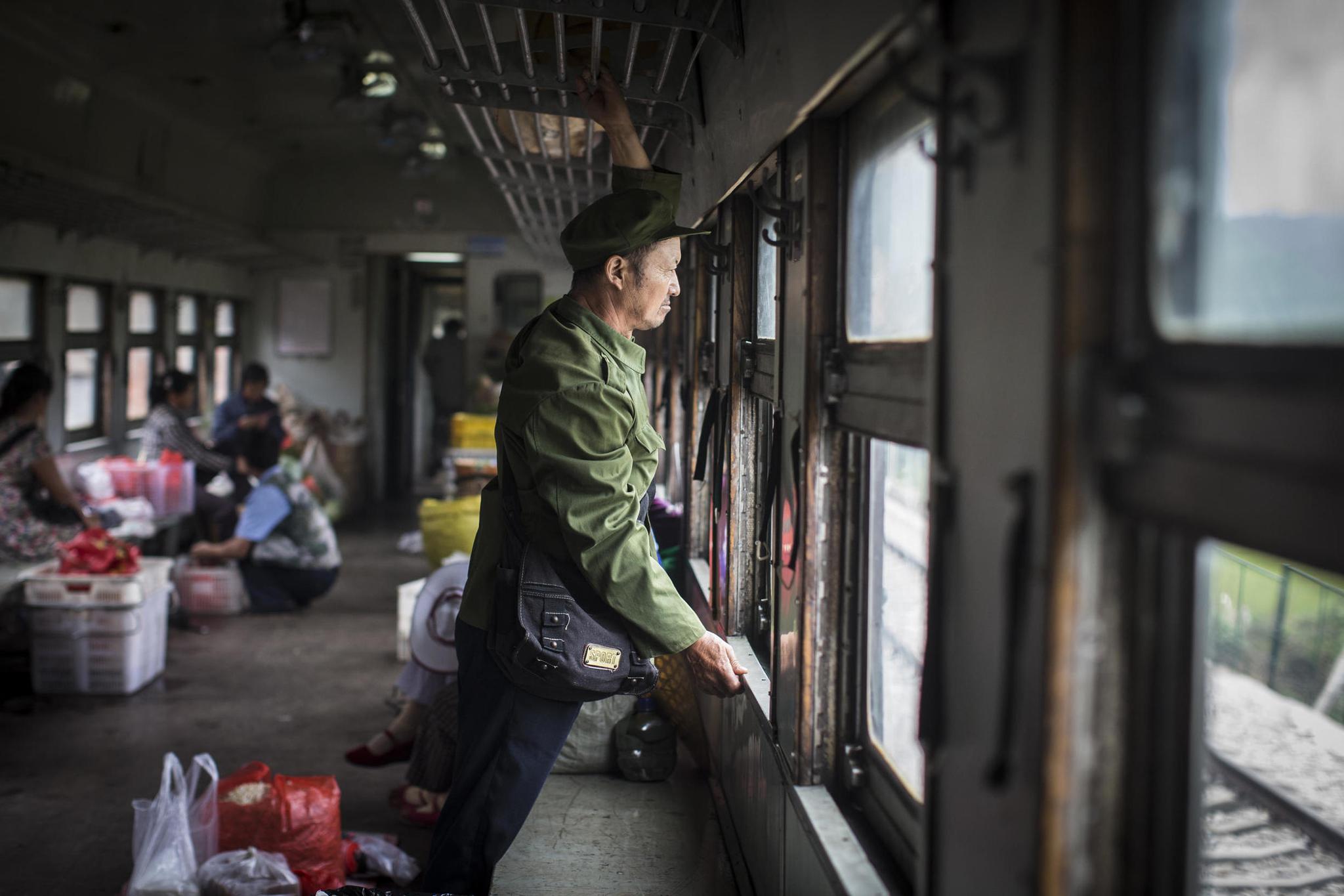 绿皮车成了众多旅客心中的集市,成了他们向往中的"大篷车"