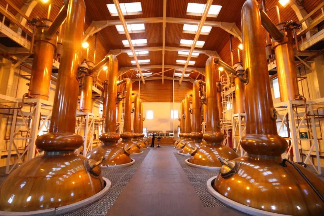 格兰杰(glenmorangie),他们用了全苏格兰最长颈的蒸馏器(下图);而酒厂