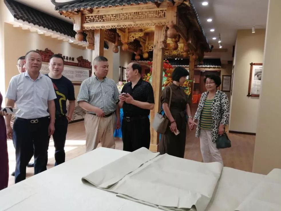 王雅石先生,现为中国硬笔书法家协会理事,中国东方书谱书画艺术研究院