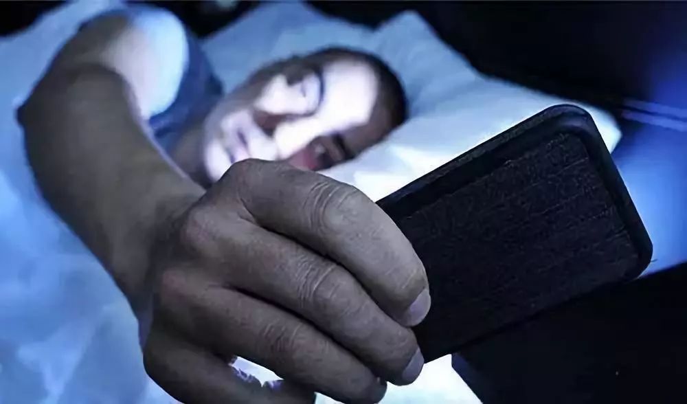 科普| 玩手机时突然失明,原因让人后怕!_眼睛