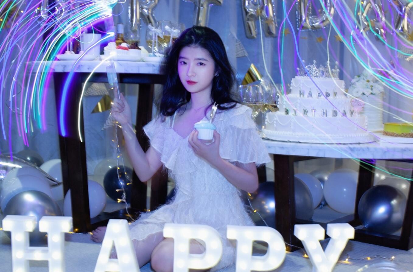 灵气少女初长成 99年小花何蓝逗迎20岁生日