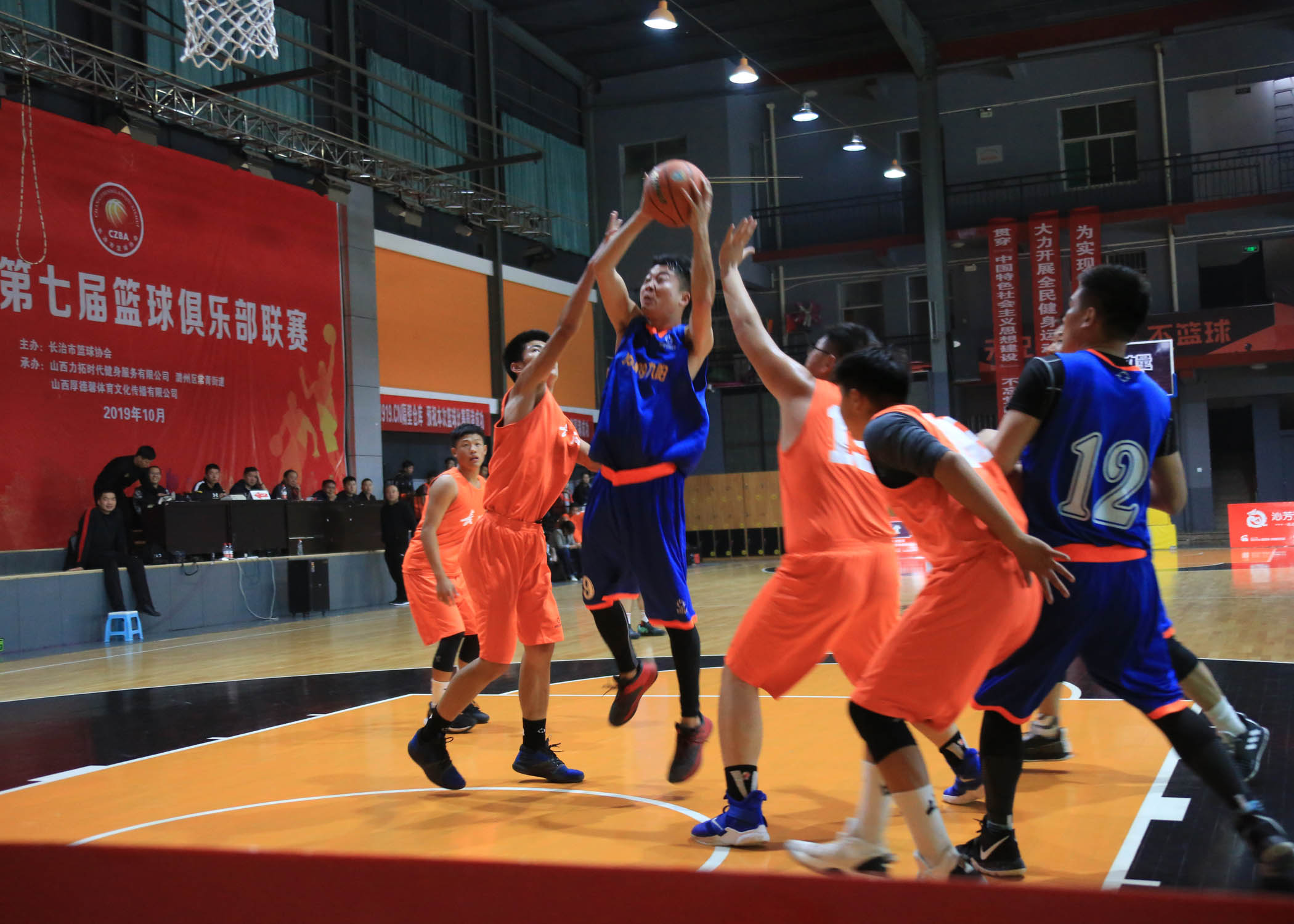 长治市第七届篮球俱乐部联赛第二轮比赛在力拓时代紫坊店举行