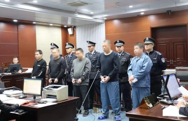 最新闻扫黑除恶周村法院院长公开开庭审理5人涉恶案件