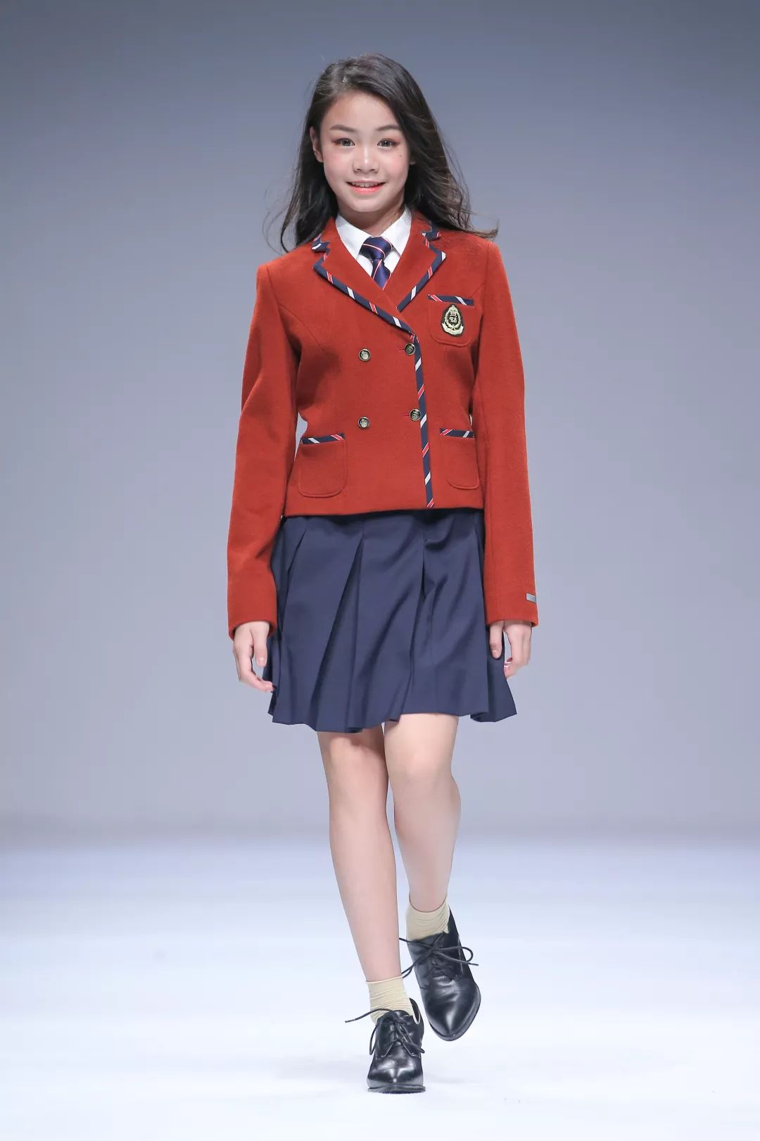 ss2020 kids wear 第四天,浪漫与色彩碰撞,带你进入瑰丽梦境_校服