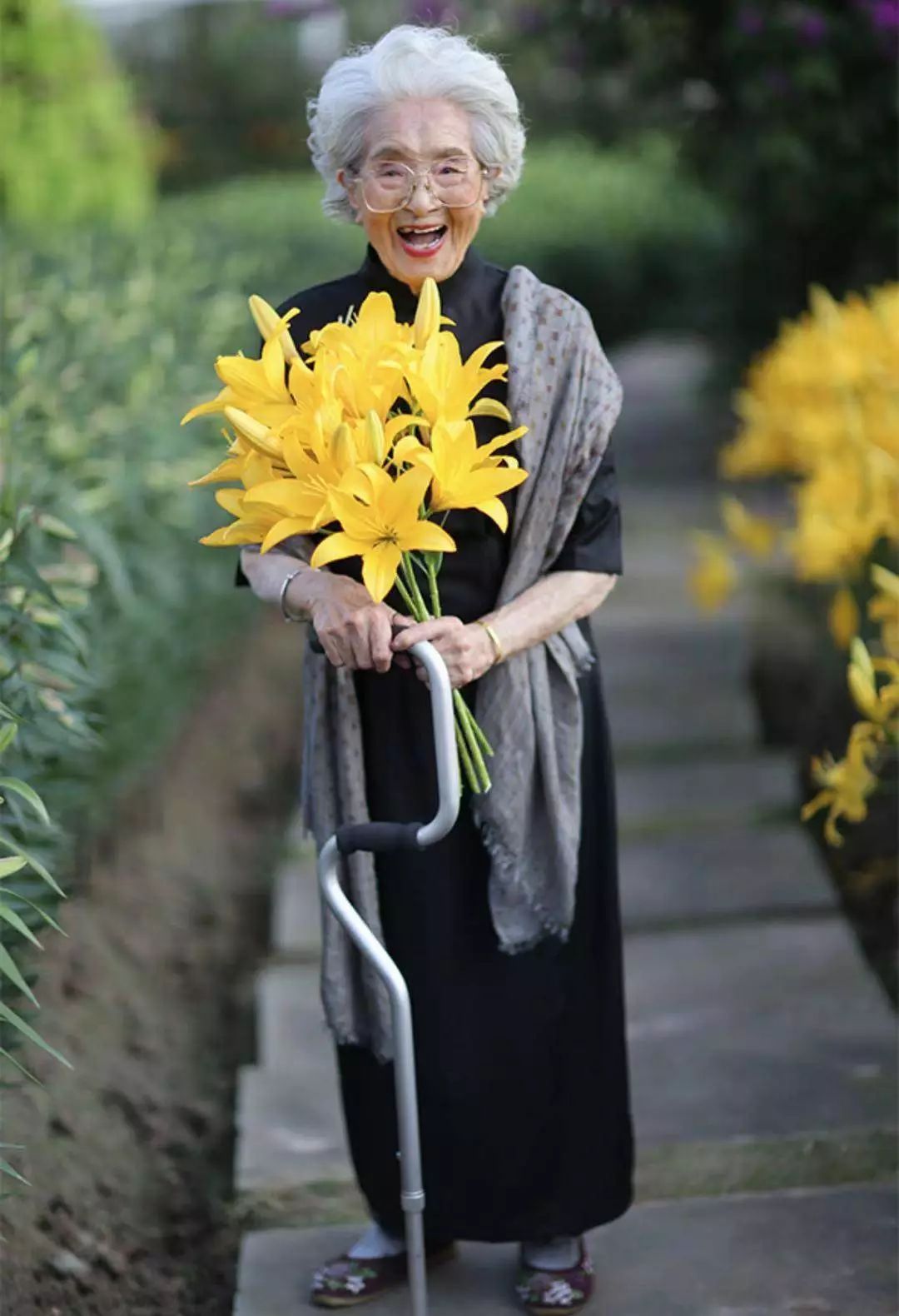 抖音百岁吃货奶奶获赞4800万喝可乐吃烧烤无辣不欢爱火锅