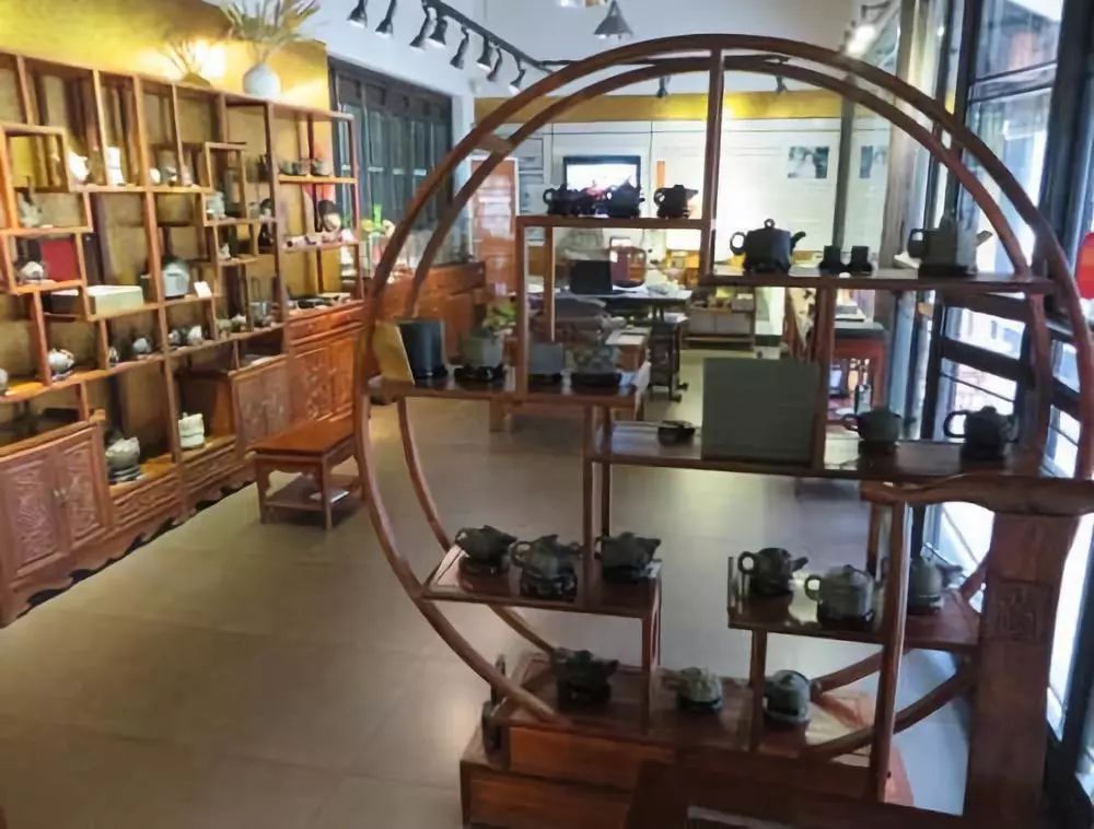 平江路入口第一家门店就是蔡金兴砚雕工作室.