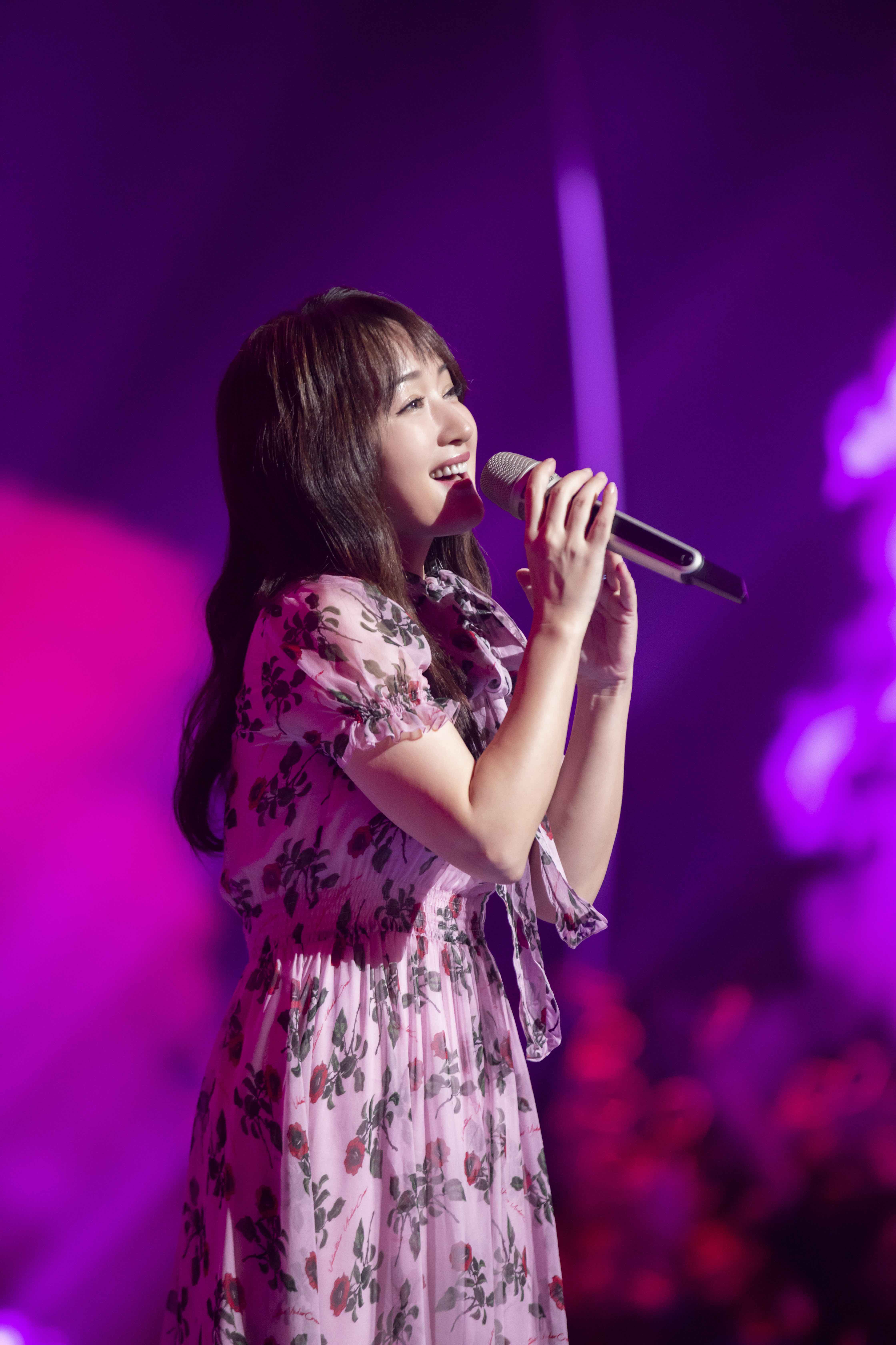 等明星嘉宾,嗨唱歌手们演唱的超高传唱度歌曲也成为网友热议的焦点