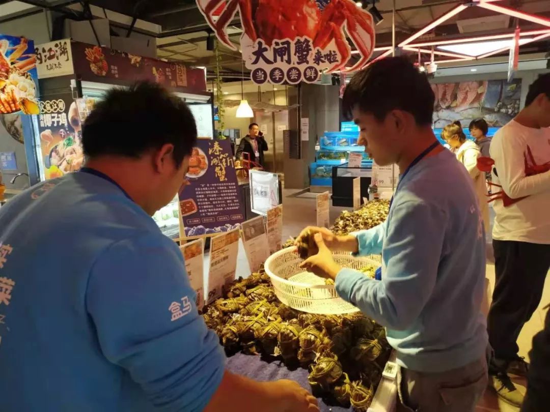 帶頭向冒牌蟹亂象說不盒馬鮮生在南京舉行蟹王爭霸賽除了陽澄湖蟹盒馬