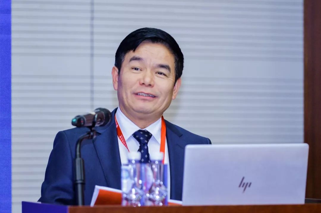 她从"变革时代大学面临的挑战,大学从"象牙塔"走向"发动机",成为有