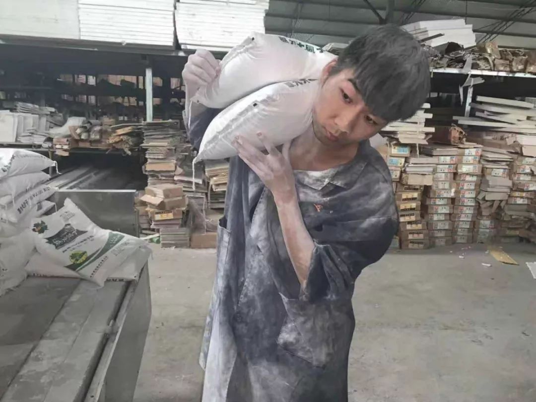 23岁哥哥顶失恋之痛变打工狂人日扛货5吨筹钱救弟