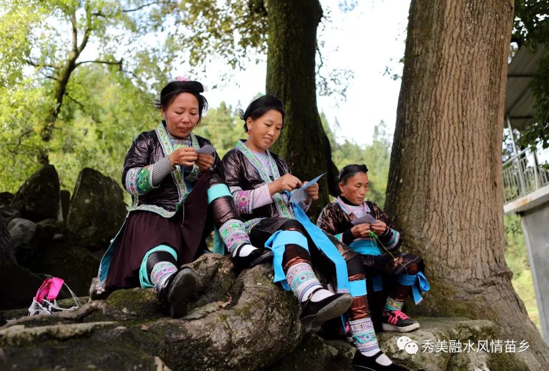 两省区交界村屯首届少数民族妇女刺绣技能培训在杆洞乡乌英屯举办