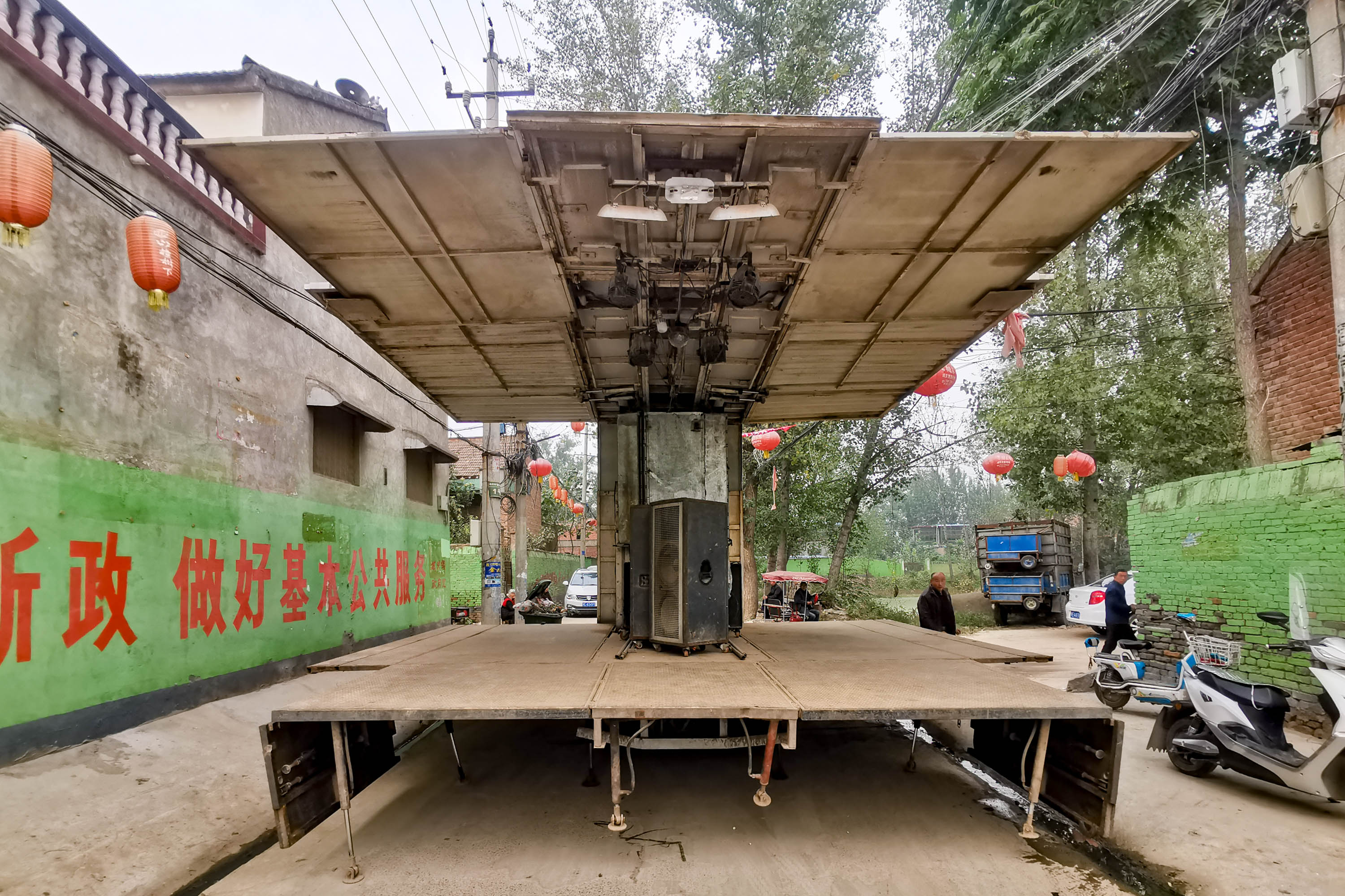 农村红白事上的流动舞台车像变形金刚十万一辆年可收入三十万