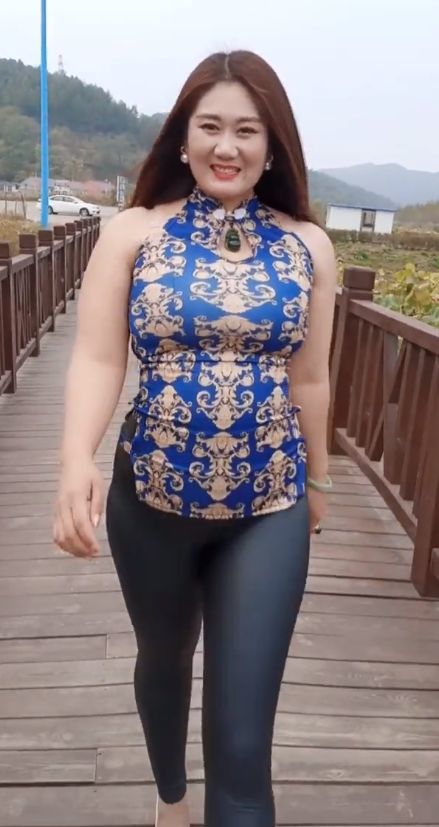 农村大姐穿肚兜出门充气娃娃笑的灿烂紧身裤裹的有点窄