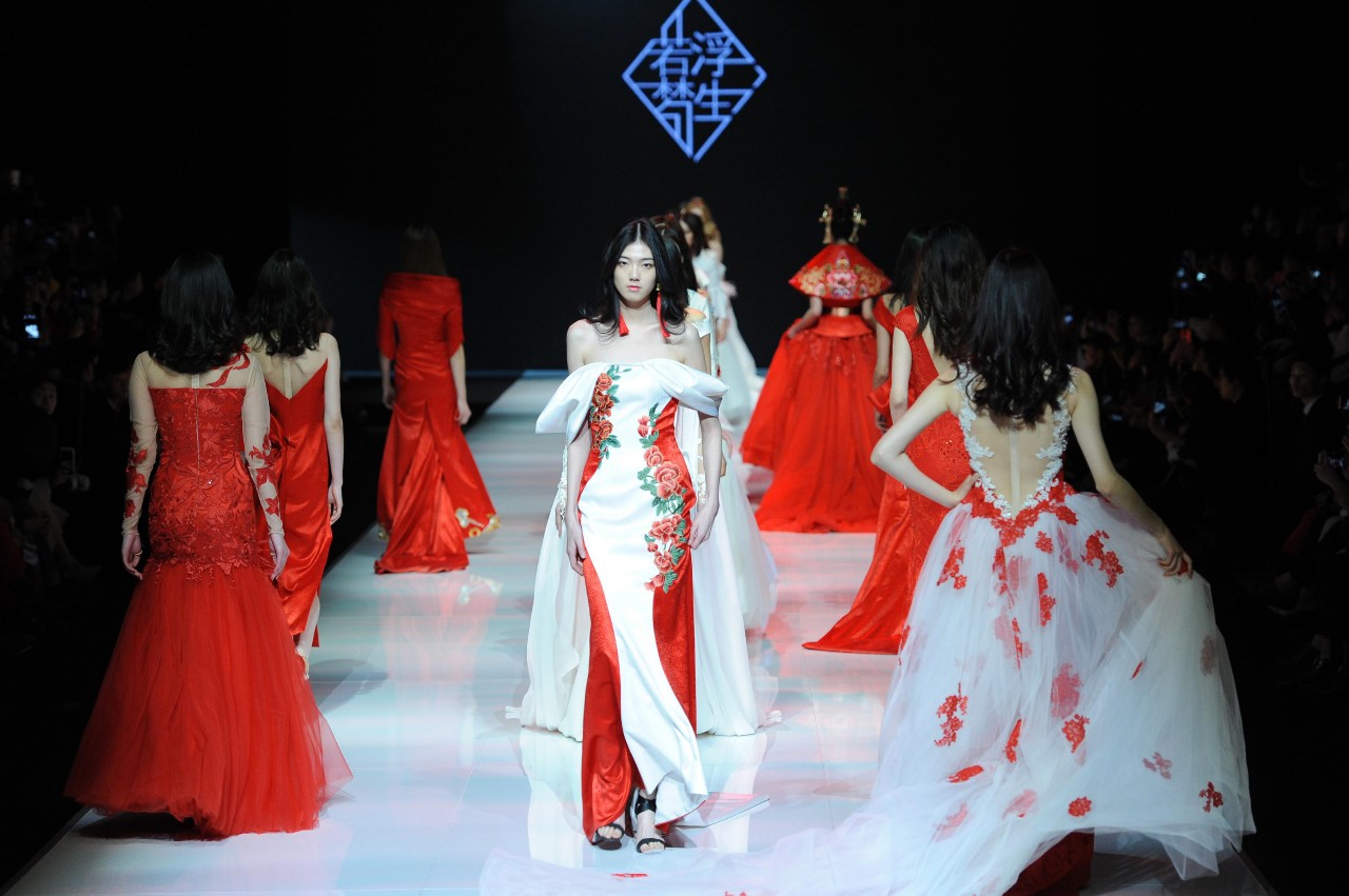 2019武汉时装周七色风携手浮生若梦刘正心邀你演绎一场国风礼服高定大