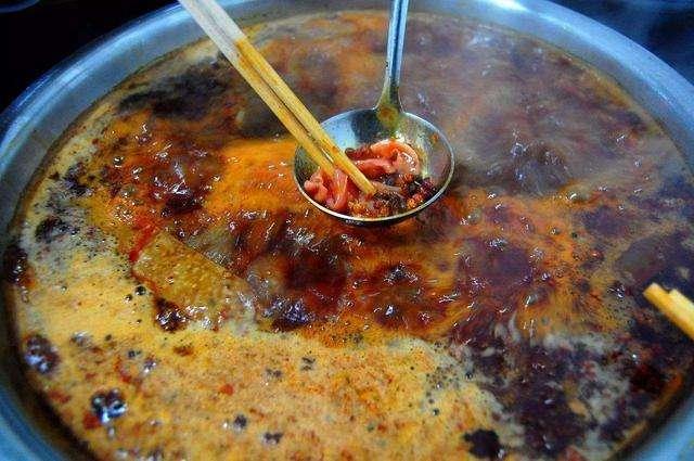 厨房里有种炒菜油并不比地沟油干净尤其是老年人喜欢用