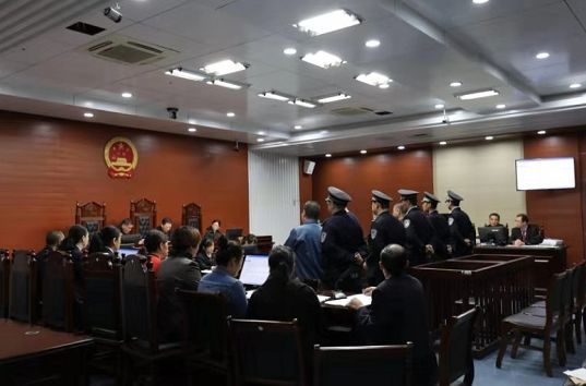 最新闻扫黑除恶周村法院院长公开开庭审理5人涉恶案件