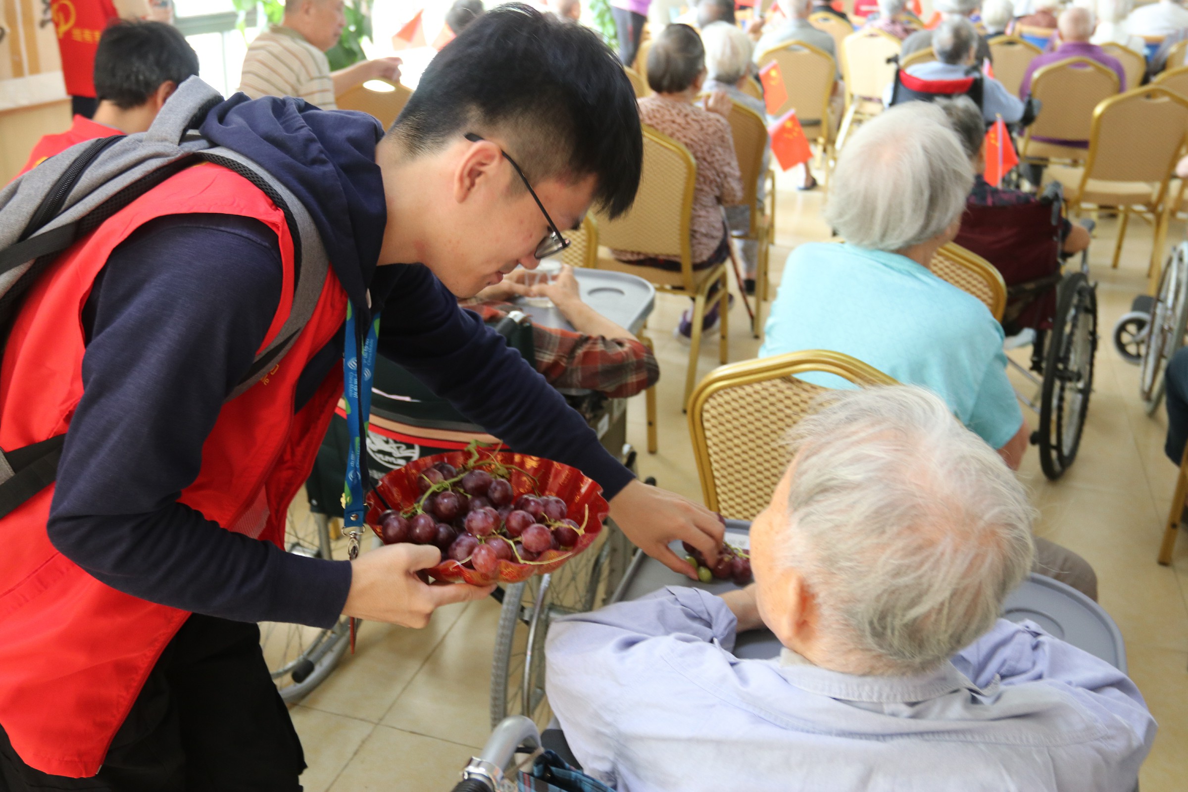 关爱老人情暖夕阳湛江移动志愿者情牵养老中心老人