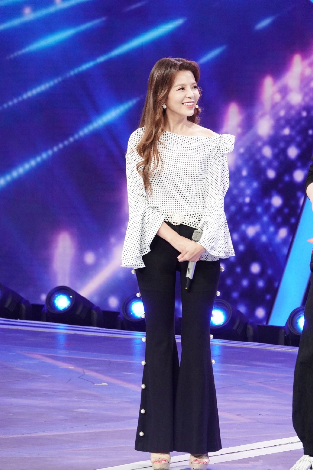 原创央视主持人朱迅现身波点上衣配喇叭裤超摩登哪像三次患癌的人