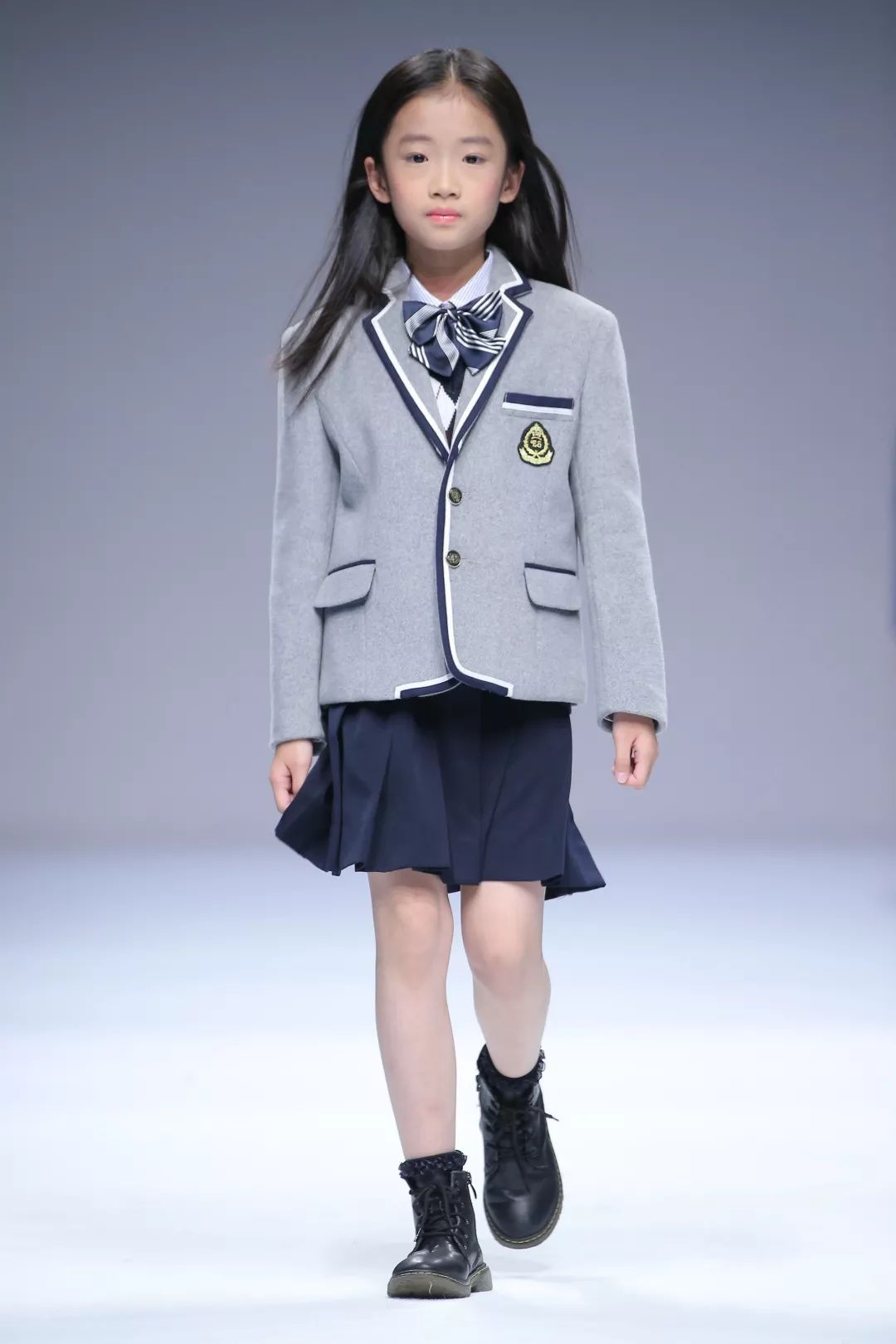ss2020 kids wear 第四天,浪漫与色彩碰撞,带你进入瑰丽梦境_校服