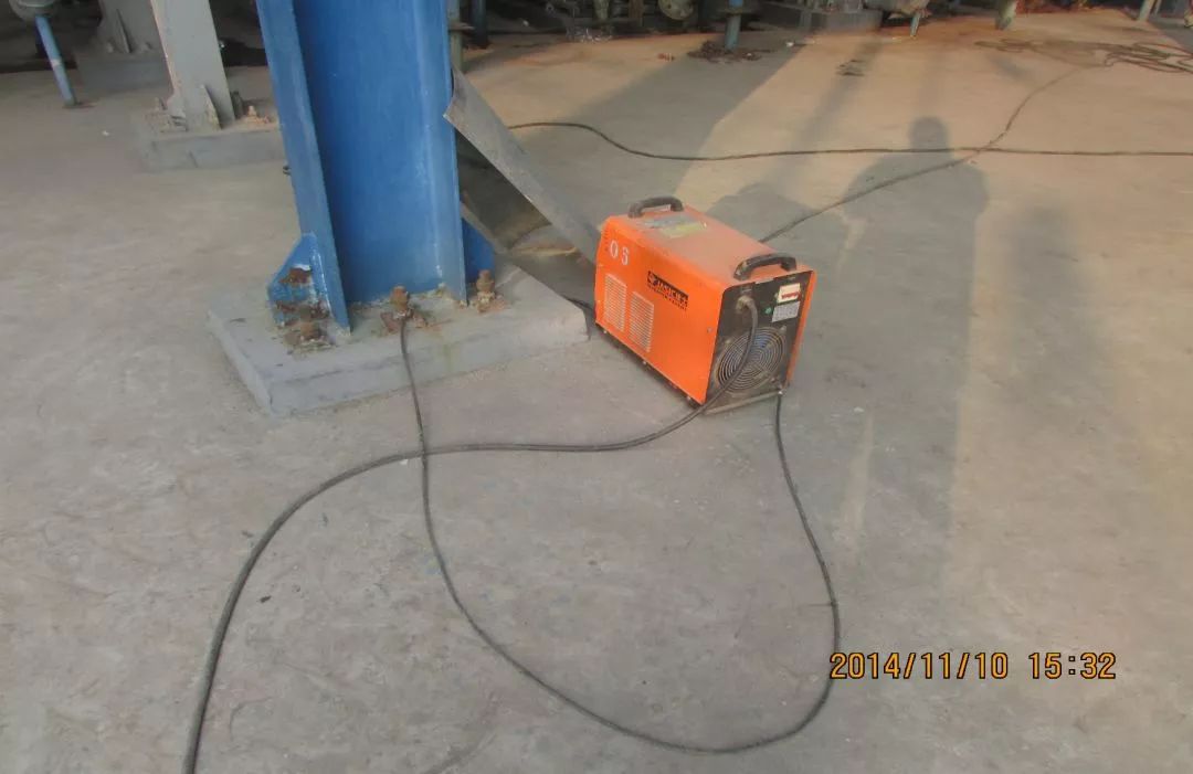 柱脚螺栓未按要求防腐;2.接地线不符合规范;3.