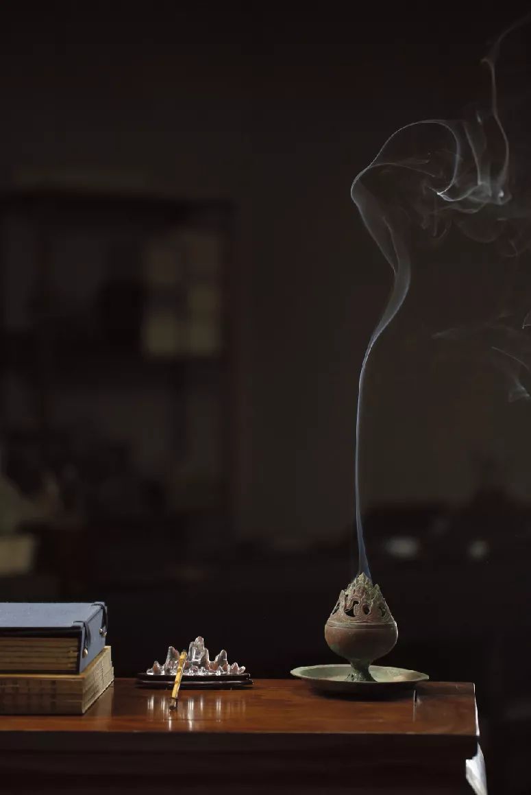到宋人书斋中的焚香赋再到佛堂的一瓣心香,渺渺一缕,青烟悄然,貌似