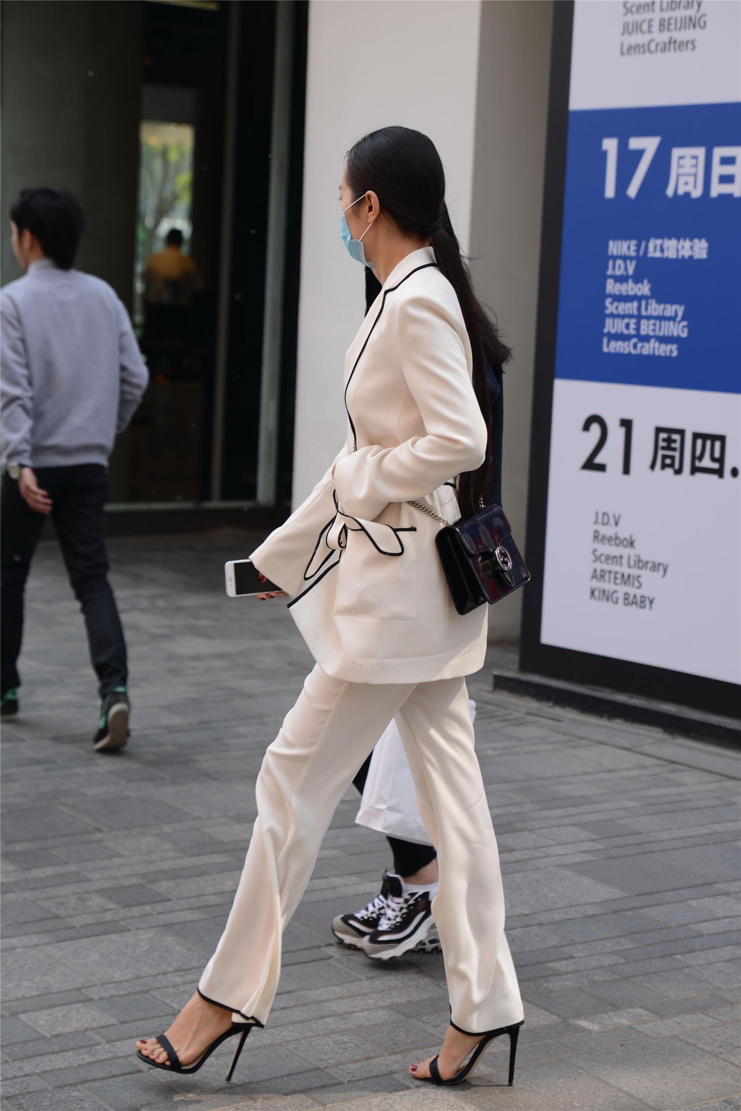 米白色套装,搭配一字带细高跟凉鞋,优雅时尚大气端庄