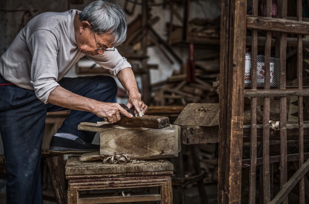 "立一卧九,不推自走;立一卧八,费力白搭",木匠人就是用这样的一种