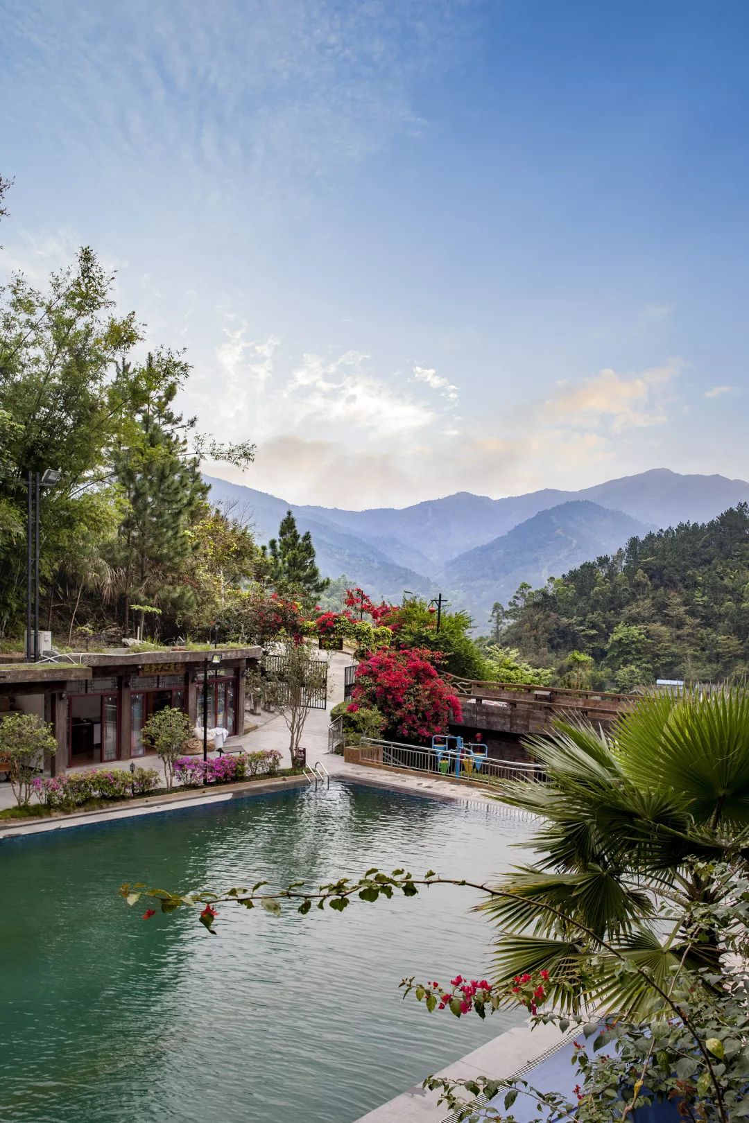 打开网红天露山泡半山温泉体验佤族歌舞表演