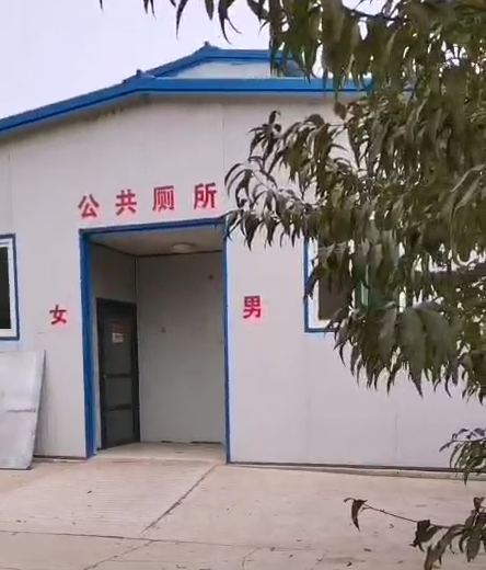 保定公厕真奇葩,如厕请自寻空地解决