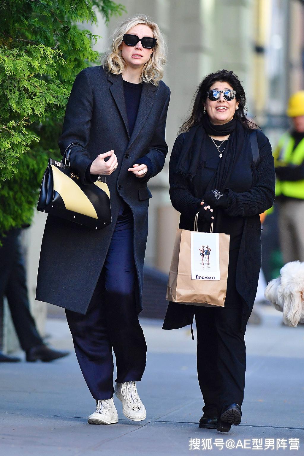 美人布蕾妮和朋友逛街191cm的身高把整条街都碾压成了小矮人