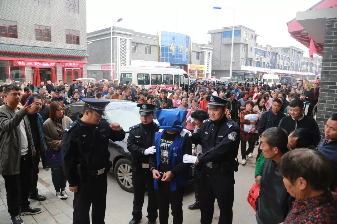 游街示众内黄刘某胡某盗窃被抓