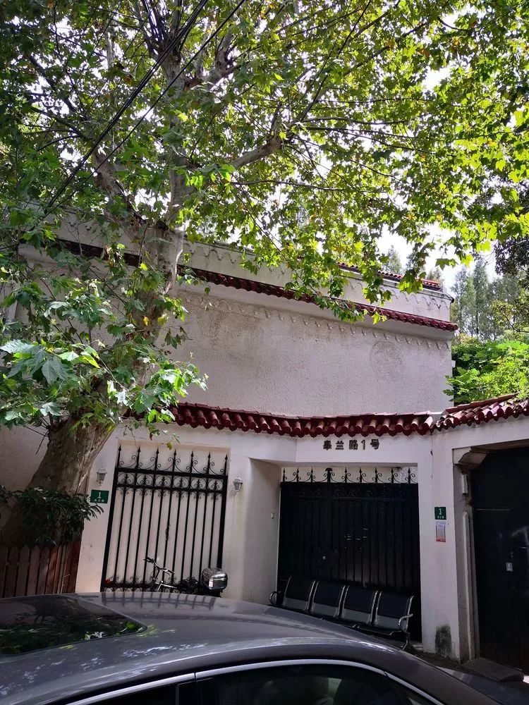 皋兰路1号(复兴公园皋兰路门口)曾是张学良故居,不过现已改做他用木有