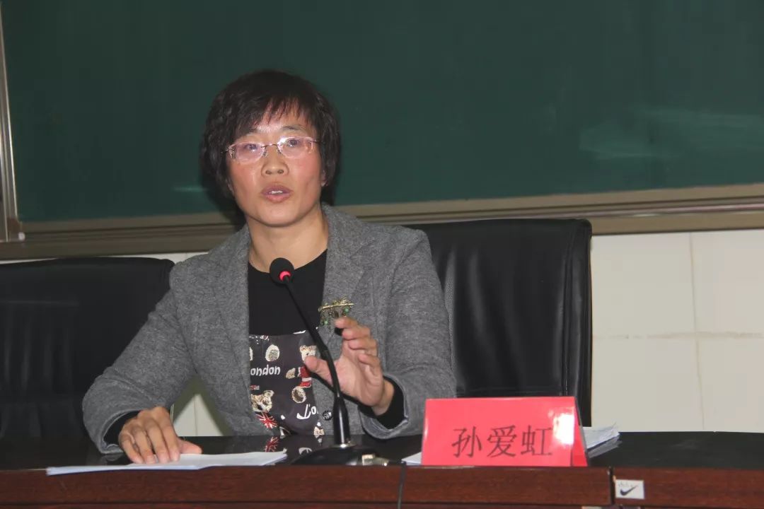 接下来,党委副书记,校长孙爱虹讲了几个与一中有关的故事,就学校改革