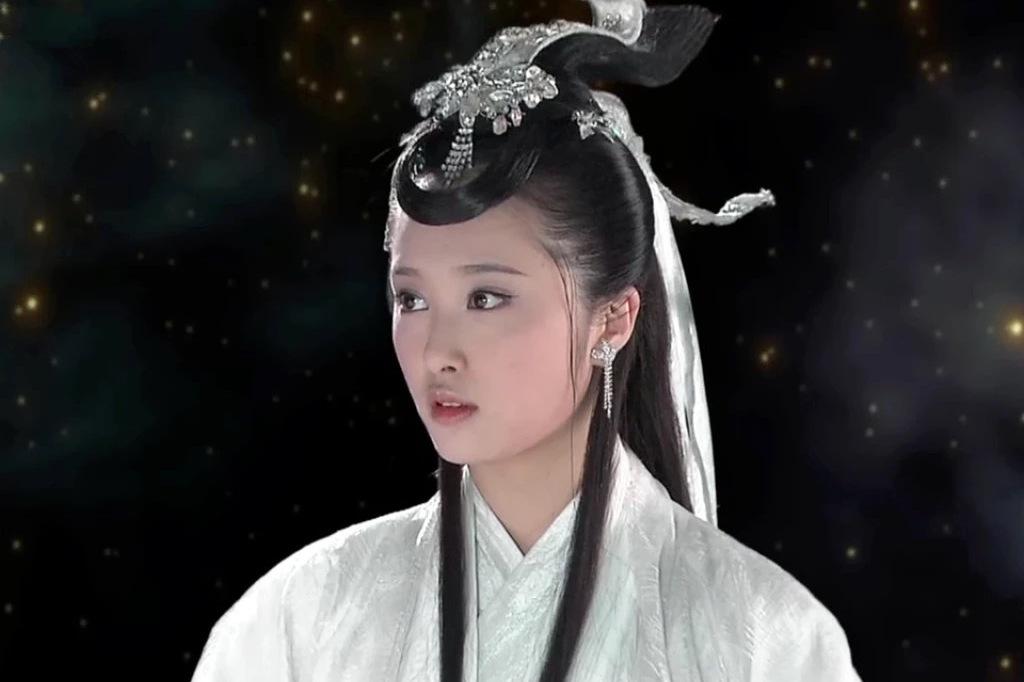 演林无敌成名,26岁却选择淡出娱乐圈,今晒近照撞脸吴宣仪_李欣汝