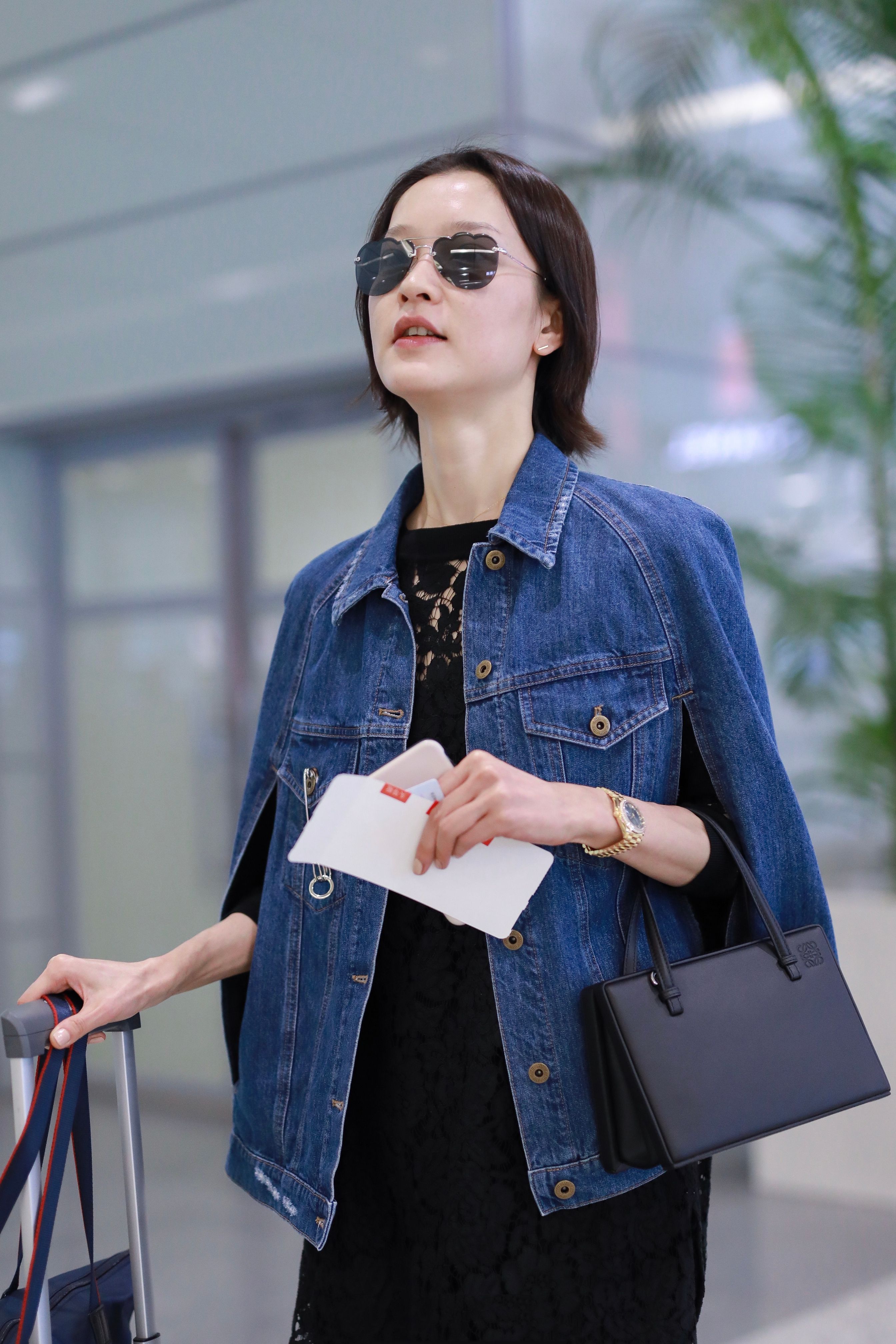 杜鹃机场黑色长裙配牛仔,青春时尚又女性,毫无违和感,气场绝了