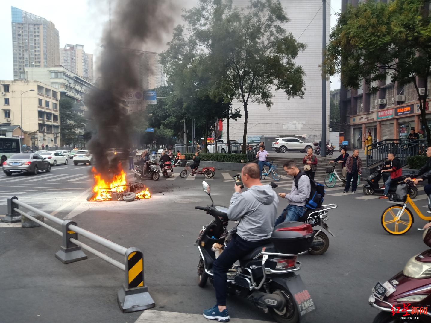 成都红星路口2电瓶车相撞一电瓶车起火燃烧幸无人员伤亡