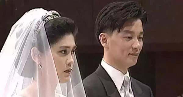 二人举办了婚礼在1999年的8月份李富真接受了任佑宰的求婚谈了4年的