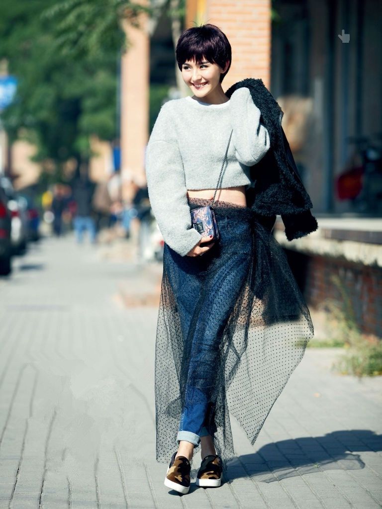 33岁热依扎一改往日火辣穿着,白西装配黑内搭,笑得跟花一样美