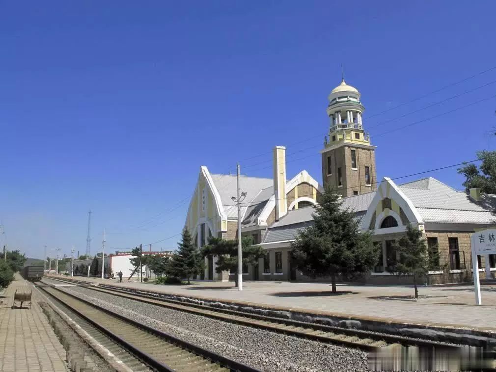 吉林西站由林徽因设计,梁思成审定,建成于1928年,是东北第一条中国人