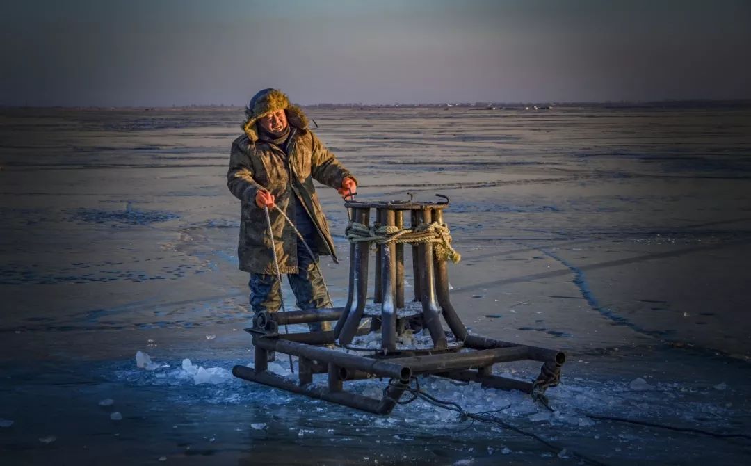 【特别关注】崔勇的摄影作品《查干湖冬捕》供大家欣赏分析