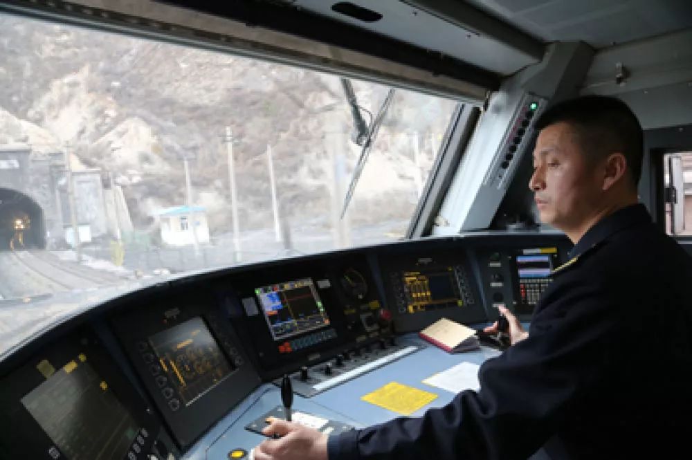 驾驶室的景生启,自信从容,眉宇间透着镇定.