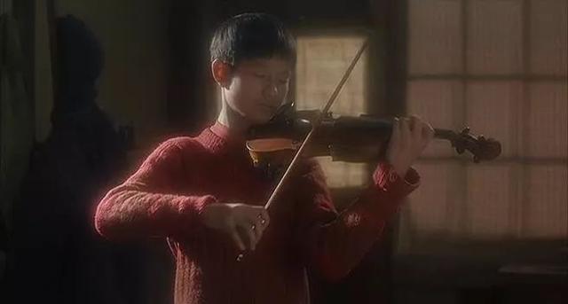 沉重的刘小春从江老师家出来后,去琴行卖掉了这把陪伴他长大的小提琴