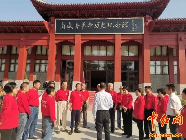 赵树森在红二十五军长征出发地大树下(上)安徵霍邱白庙街,在李特将