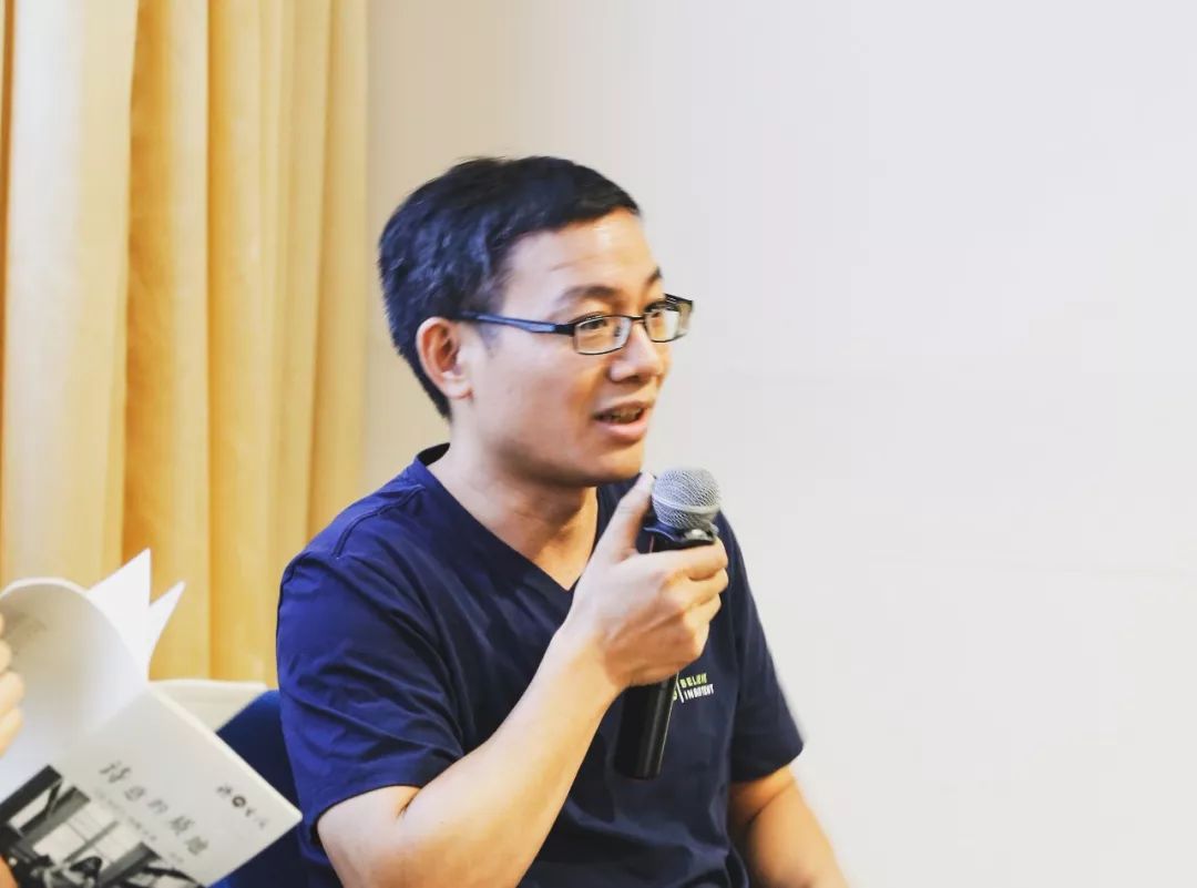 李国华观众提问李教授,北岛,顾城,海子为什么都销声匿迹了,诗歌在普通