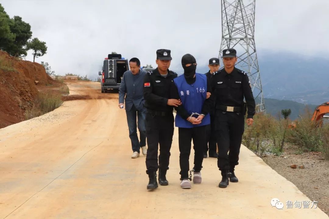 鲁甸公安摧毁两个野外赌博窝点 民警武装押解嫌疑人辨认现场【附视频