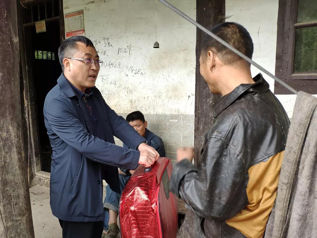 10月17日,市民政局副局长范贵川率队到道真县玉溪镇池村村,巴渔村开展