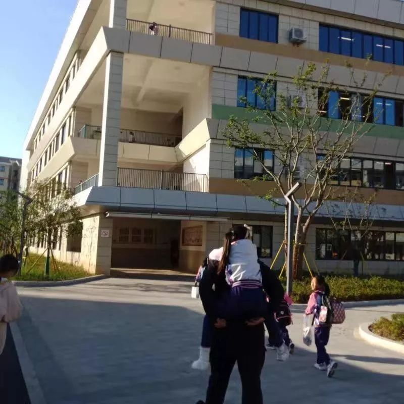 由于潘振涛平时的巡逻执勤区不在学校周边,且楠楠的