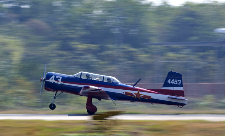 参加比赛的飞机起飞.观看区内,外国代表队队员与市民互动.