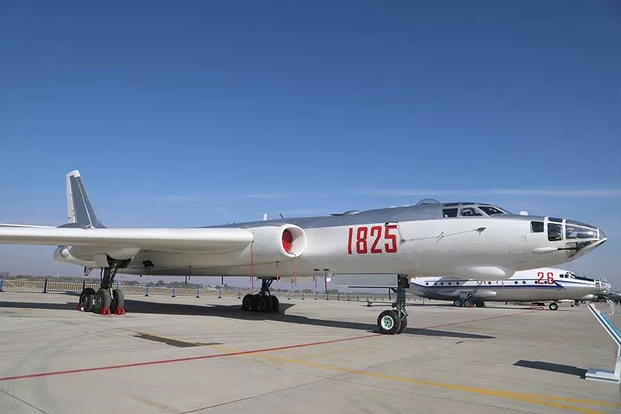 轰-6:该机是高亚音速中型中程战略轰炸机,主要用于新型轰炸机飞行员