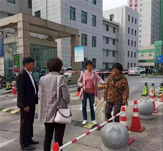 泰州女子迷路海安 热心村干部送其回家  图2